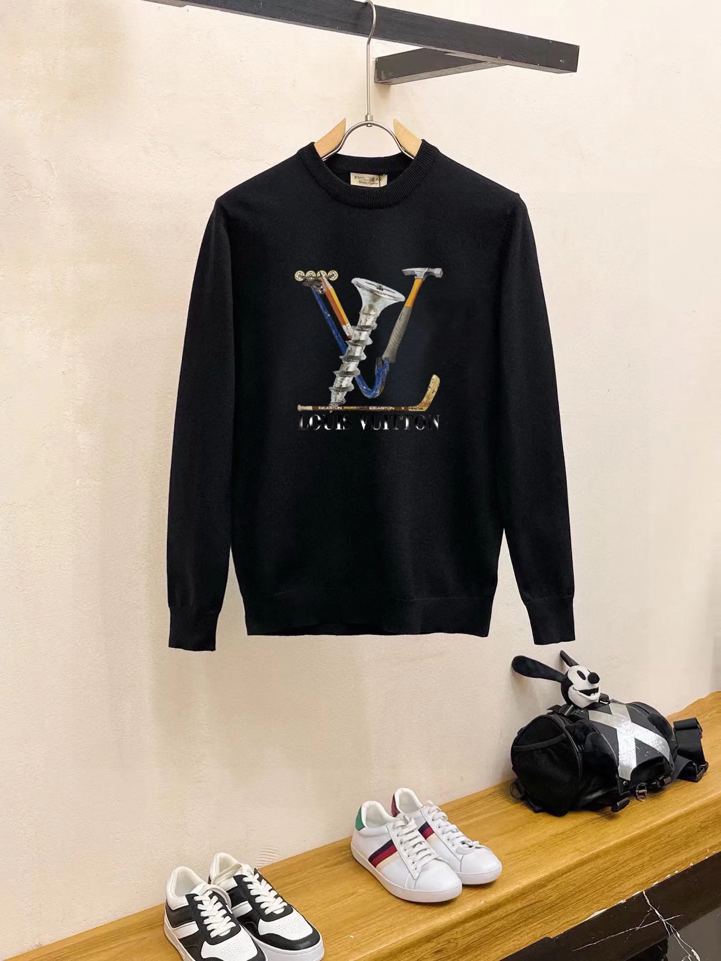 🅿️240 【LV Louis Vuitton】Autumn and winter classic round neck pullover sweater, in full condition! ! ! Wool blended fabric, the latest model in 2025, golden ratio! ! Slim-fitting soft gold, versatile and practical item, the combination and practicality are extremely powerful, simple and elegant, and classy! To create your own style, it is highly recommended to buy it in two colors. The standard slim fit tailoring process is suitable for both young and old men. It is knitted from wool and will not cause any discomfort! While keeping warm, it is stylish, textured and wearable, and the classic logo with contrasting colors on the chest feels in place! ! Recommended for regular customers! ! Size M-3XL (maximum wear: 190 pounds)